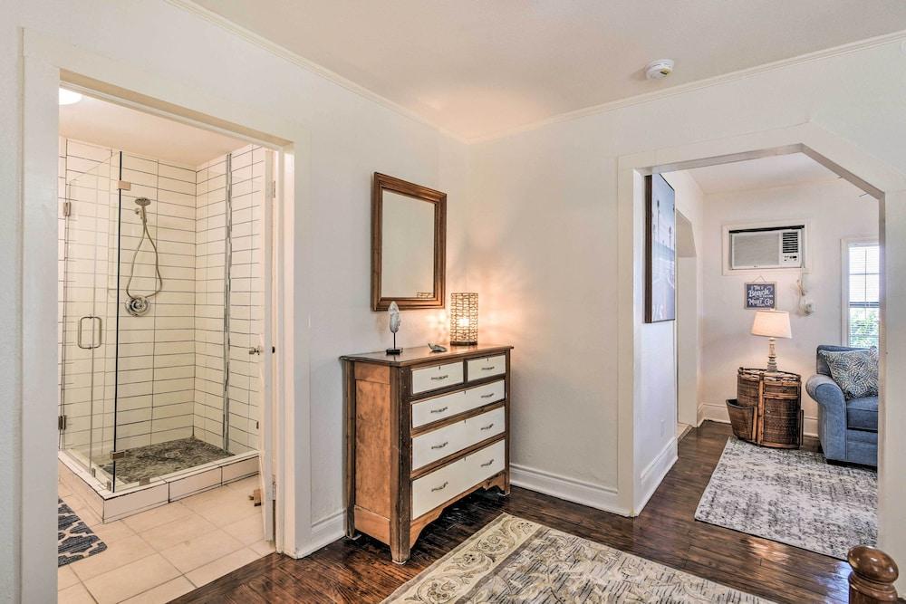 Blue Dolphin' Cottage: Walk to Galveston Seawall!