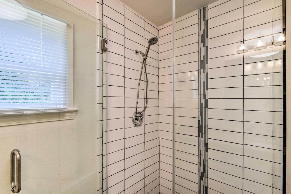 Blue Dolphin' Cottage: Walk to Galveston Seawall!