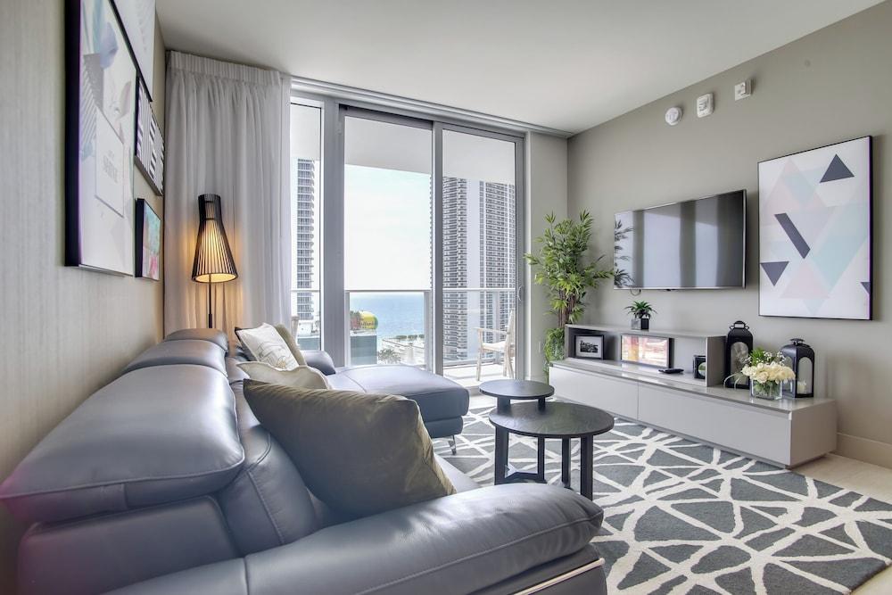 Luxurious Hollywood Escape w/ Upscale Amenities!