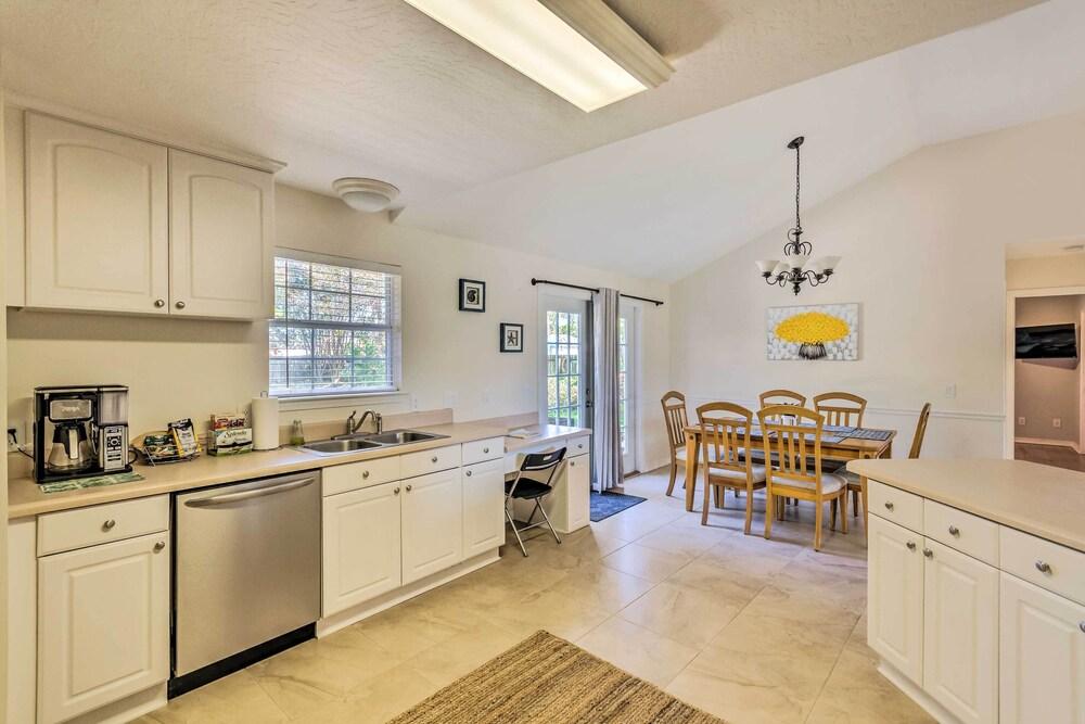 Sunshine State Escape: 3 Mi to Navarre Beach!