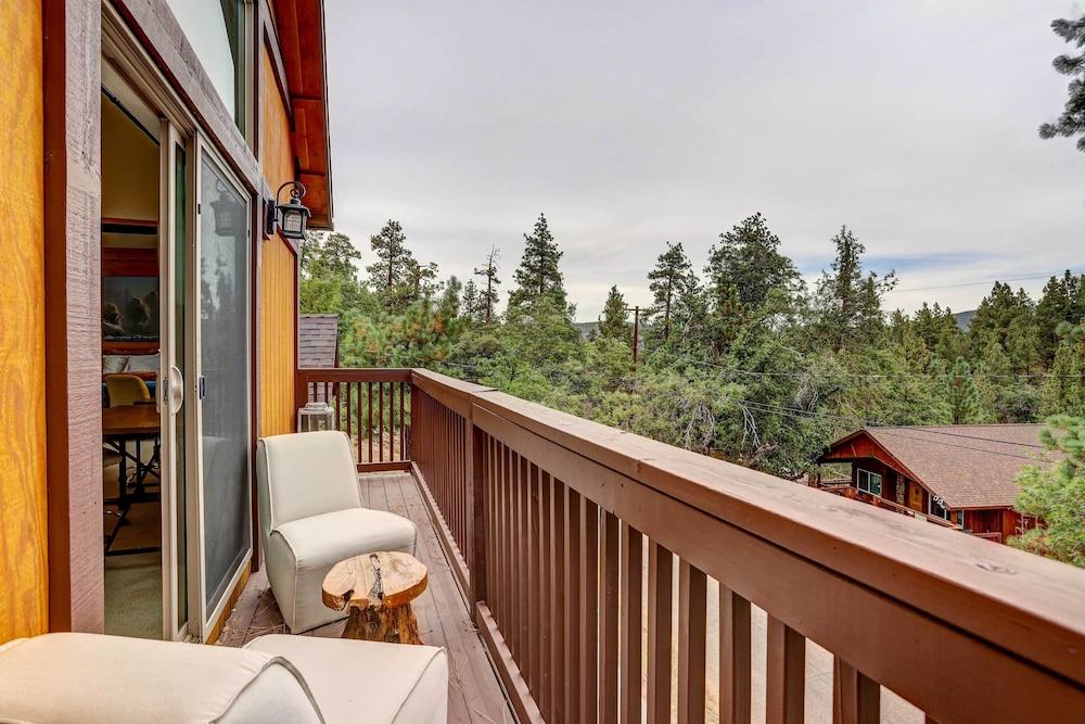 Custom-built Gem w/ Kayaks & Games in Big Bear!