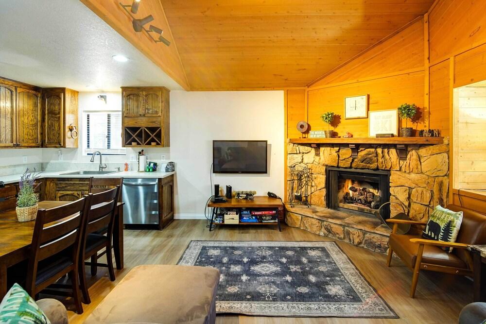 < 3 Mi to Lake: 'goldilodge' Big Bear Lake Cabin