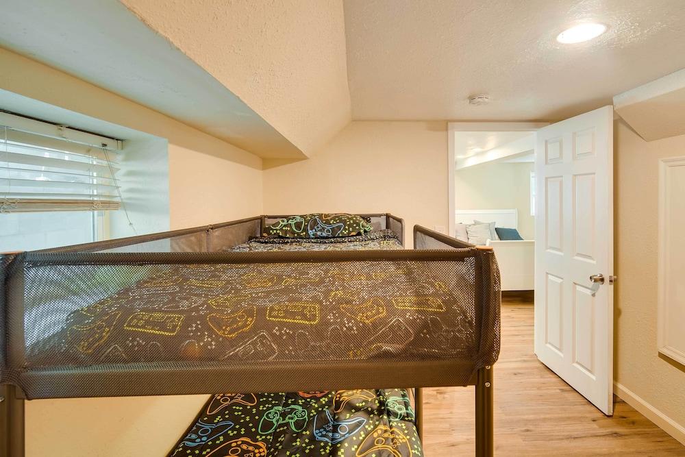 Cozy Crestline Getaway ~ 2 Mi to Lake Gregory