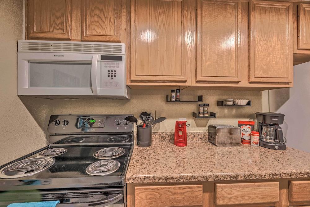 Pet-friendly Condo - 2 Mi to Ruidoso Downs!