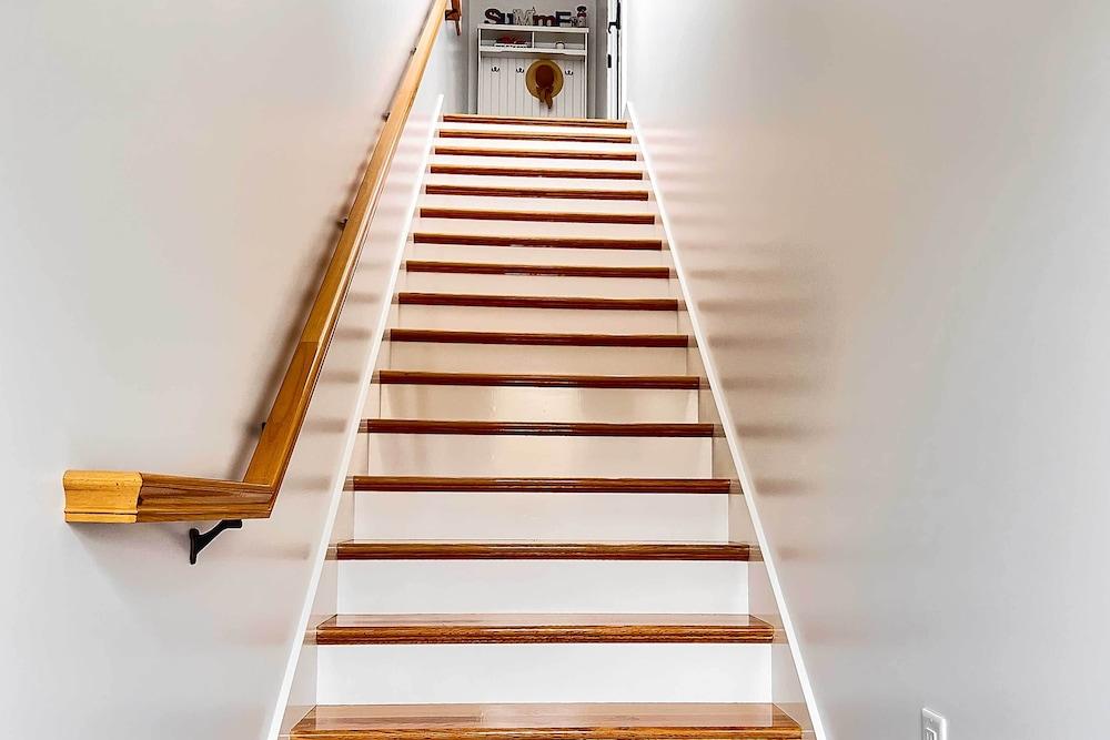 Modern Apt Near Martha's Vineyard Beaches!