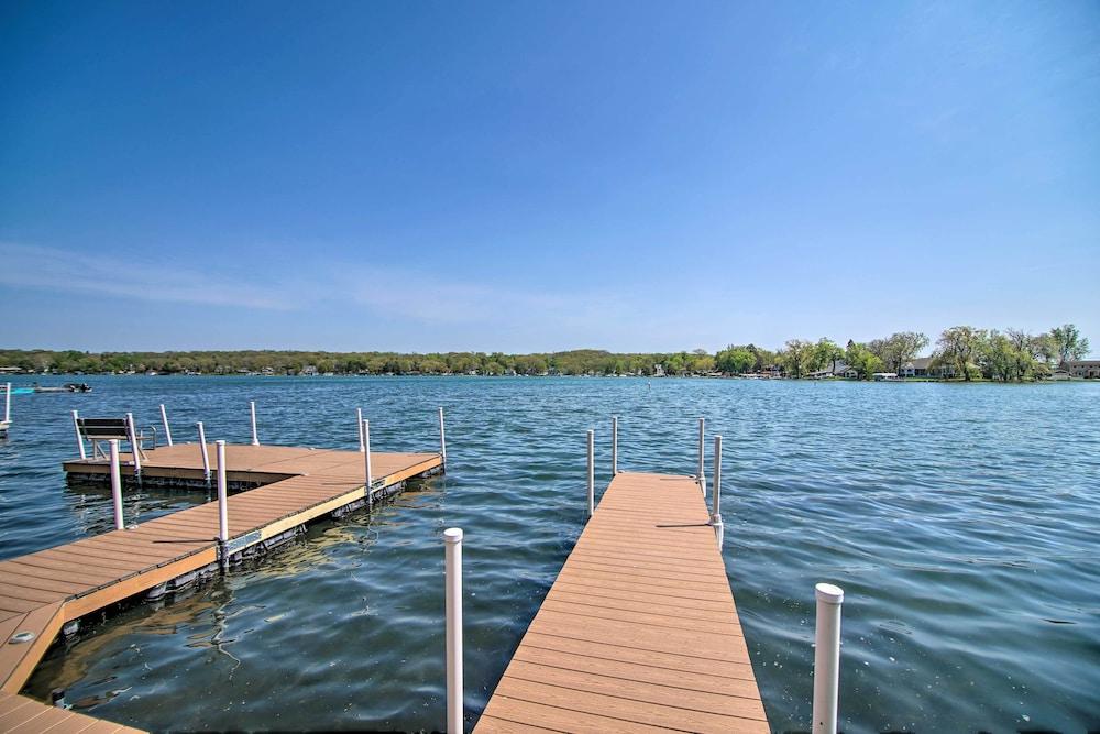 Serene Lakefront Escape: Boat Dock & Grill!