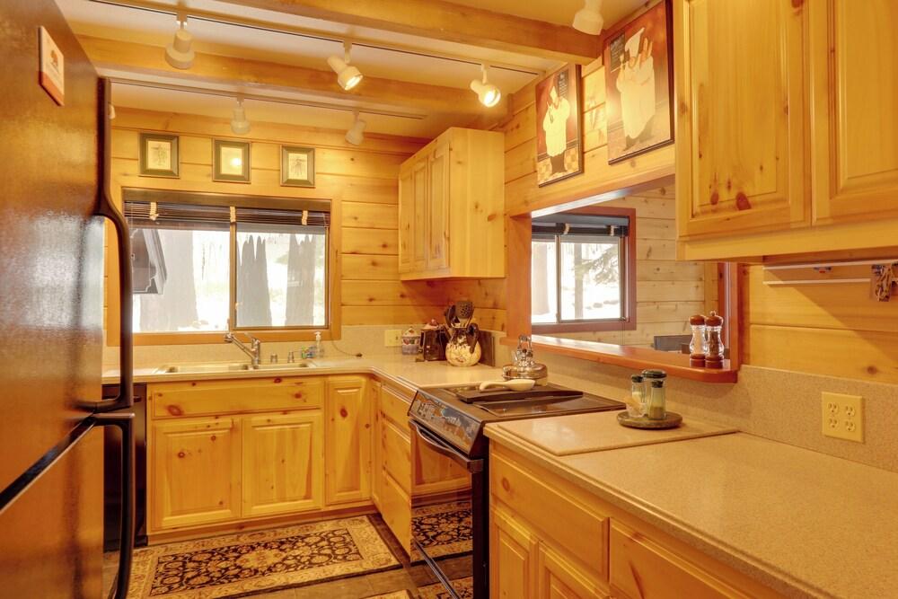 2 Mi to Northstar Resort: Idyllic Cabin w/ Shuttle