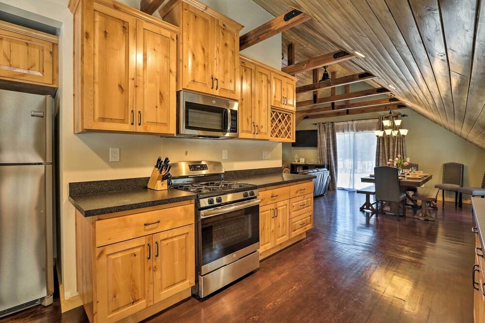 Truckee Family Home, Walk to Lake + 5 Mi to Skiing