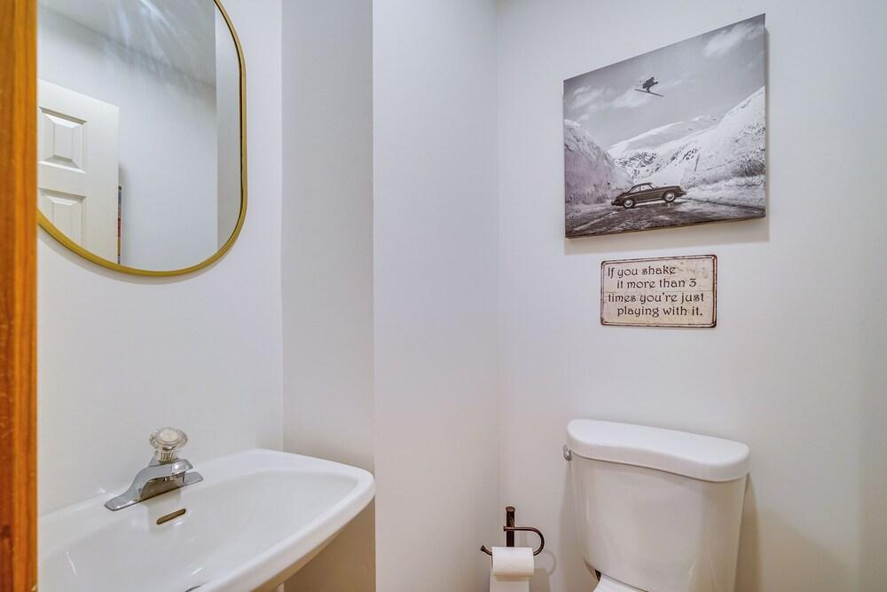 Spacious Dover Refuge ~ 5 Mi to Mount Snow!