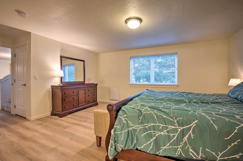 Spacious Bandon Getaway - 2 Blocks to Ocean!