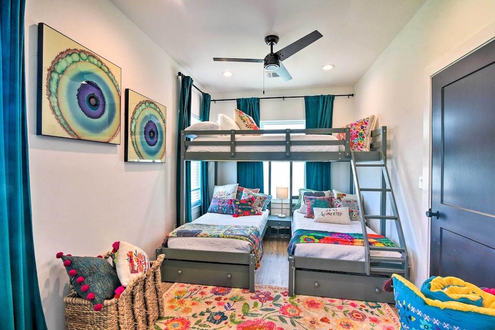 Peaceful Galveston Getaway w/ Deck: Walk to Beach