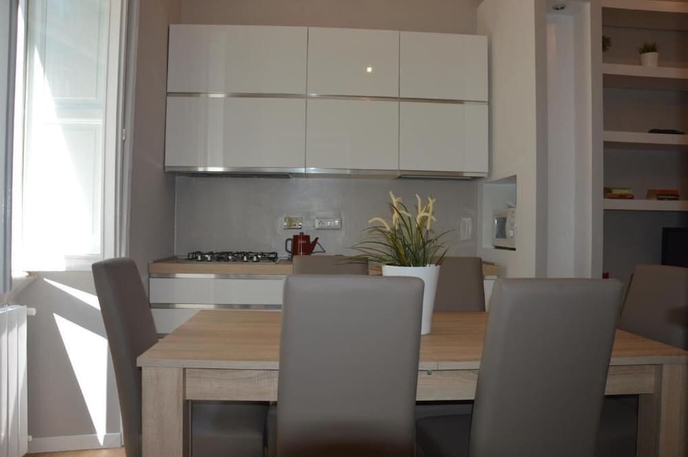 Luxury Three Bedroom Flat in Rome Center