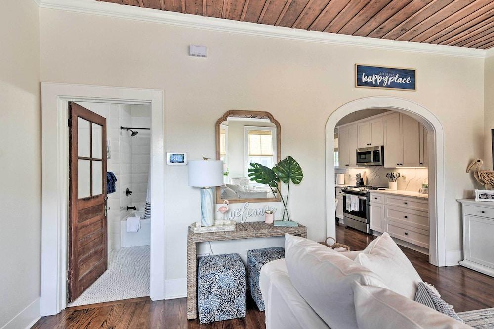 1 Mi to Beach: Coastal Cottage in Galveston