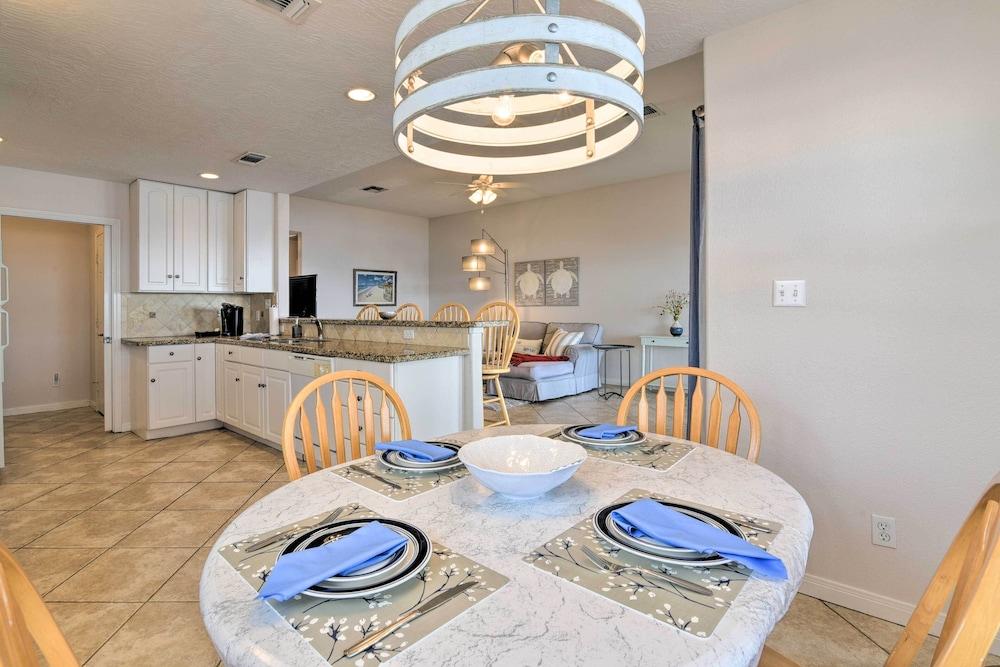 Beachfront Getaway w/ Deck & Views in Galveston