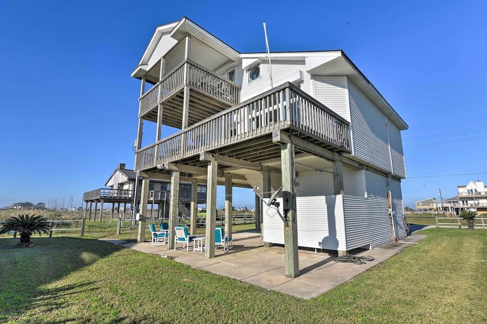 West Galveston Home ~ Steps From Terramar Beach!