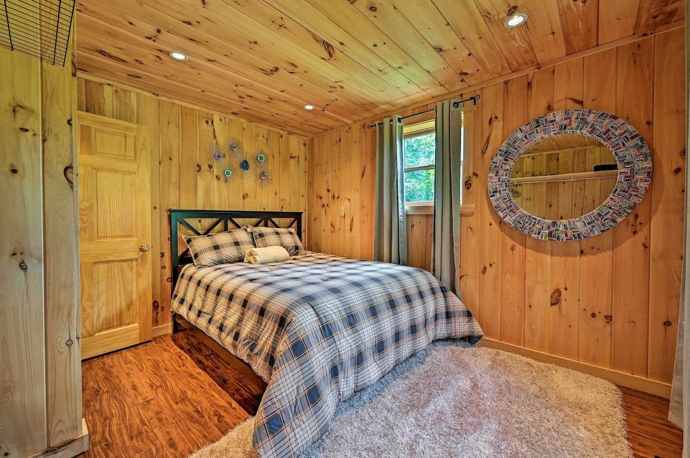 Private Chester Home w/ Deck, Mins to Skiing!