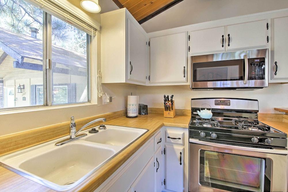 Cozy Cabin w/ Deck & Fireplace in Big Bear!