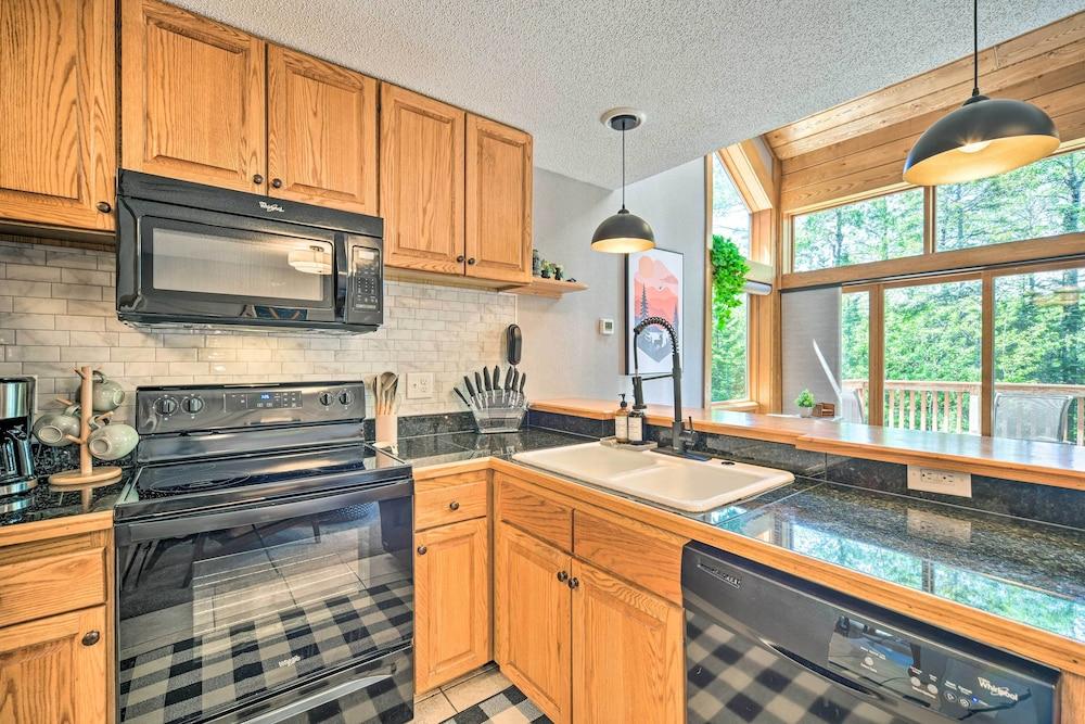 Ski-in/ski-out Lutsen Retreat w/ Pool Access!