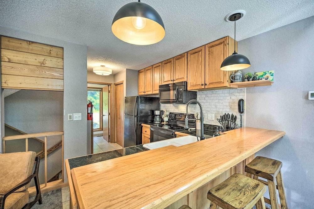 Ski-in/ski-out Lutsen Retreat w/ Pool Access!