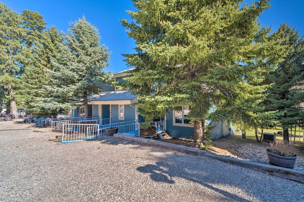 Cloudcroft Townhome w/ Deck - 1 Mi to Burro Ave!