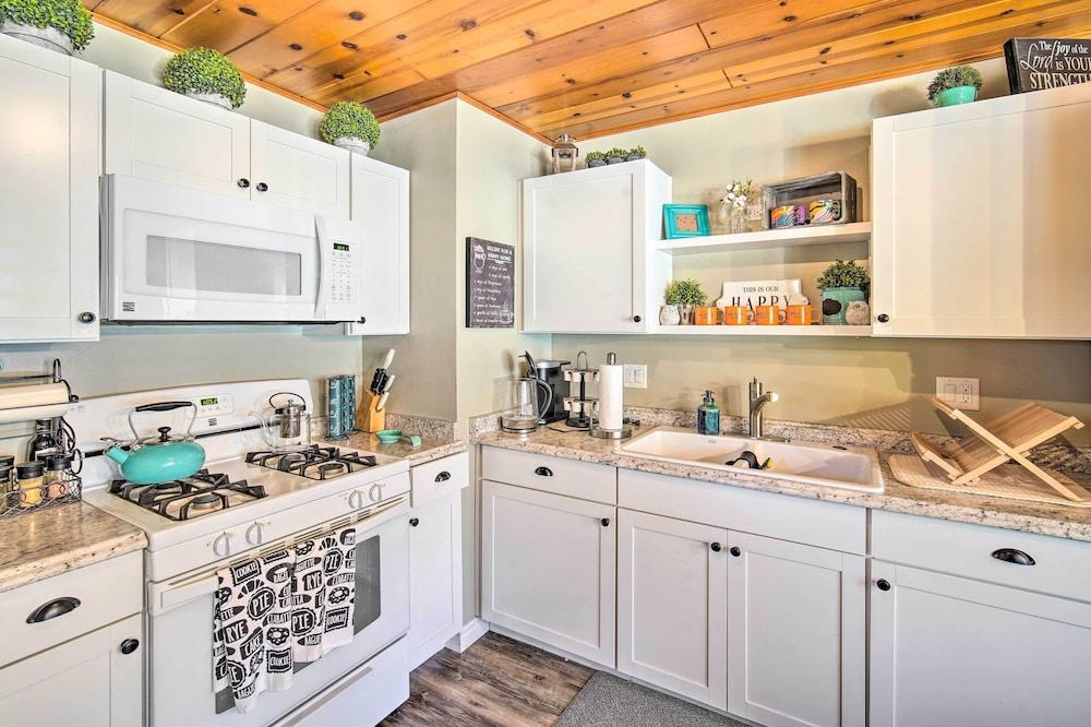 Mountain Chalet in Big Bear City, 5 Mi to Lake!