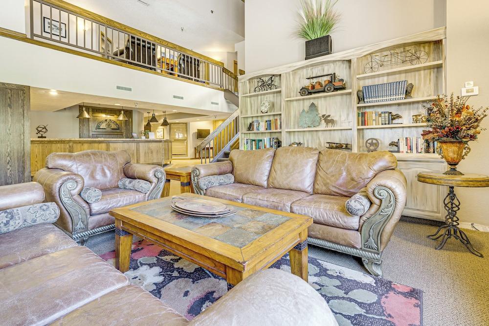 Chic Winter Park Studio w/ Community Hot Tub