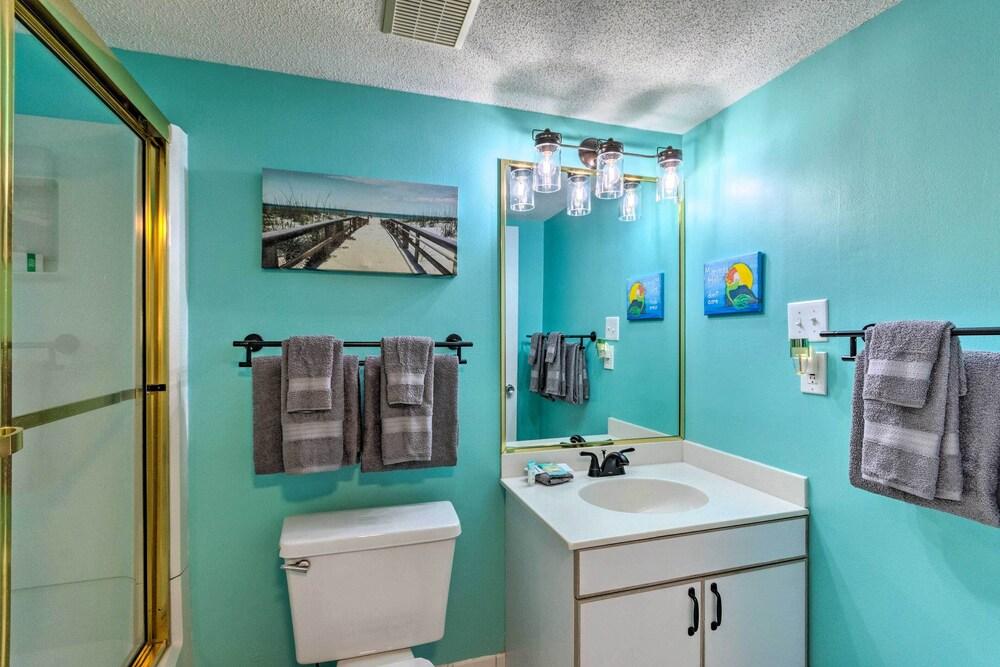 Half-mi to Beach Access: Sunny Miramar Villa!