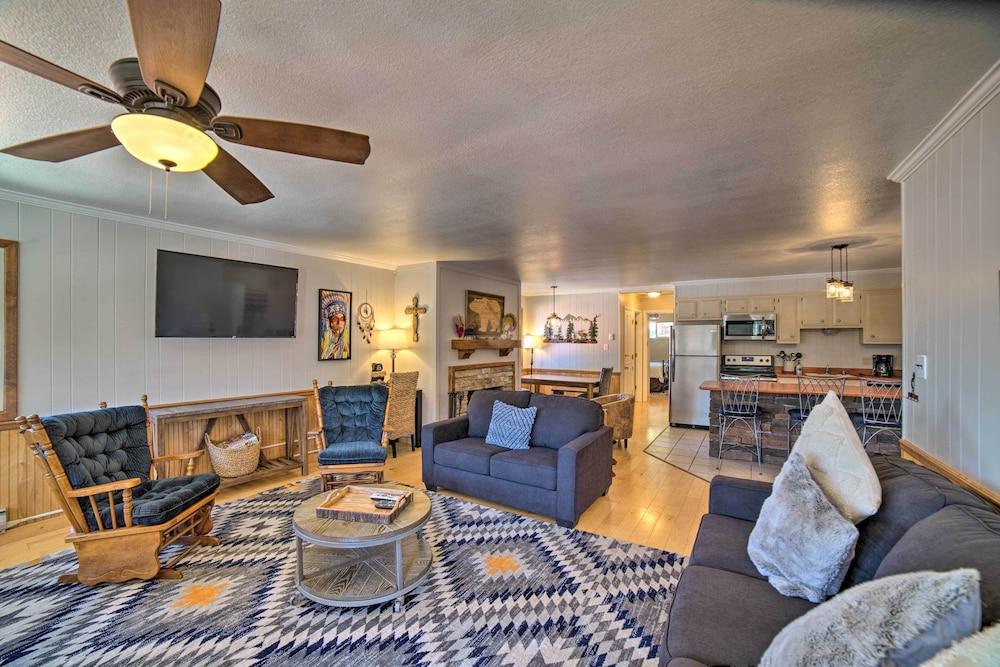 Red River Condo w/ Fire Pit: 1/2 Mi to Slopes!