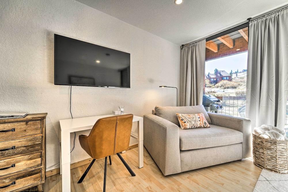 Walk to Ski Resort: Tahoe Donner Studio w/ Balcony