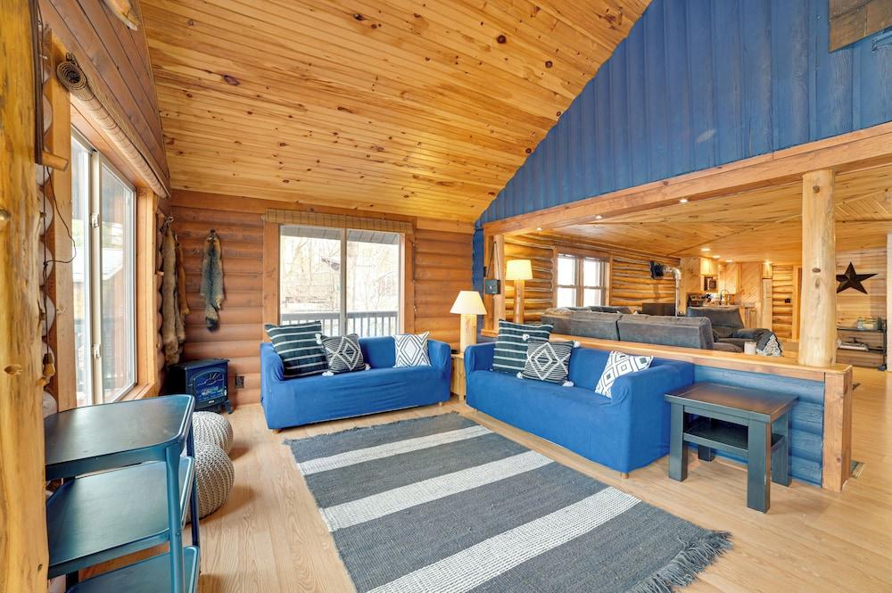 Diamond Lake Waterfront Cabin w/ Deck + Dock!