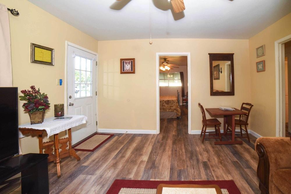 Fredericksburg Home 8 Blocks to Main St + Wineries