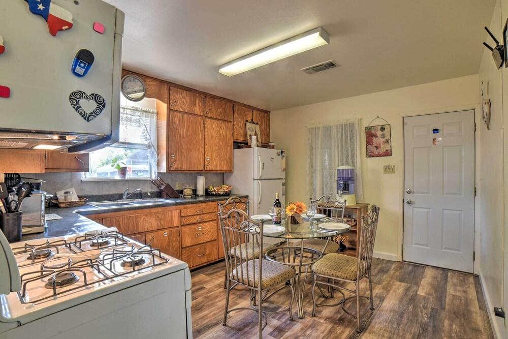 Fredericksburg Home 8 Blocks to Main St + Wineries