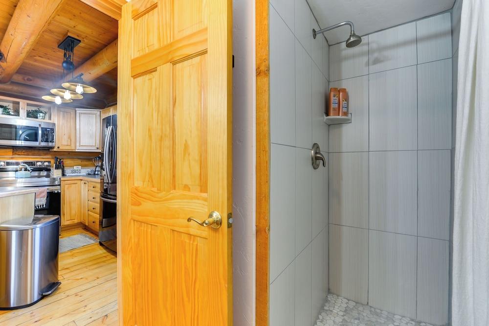 Jackson Condo w/ Fireplace < Half Mi to Snow King!