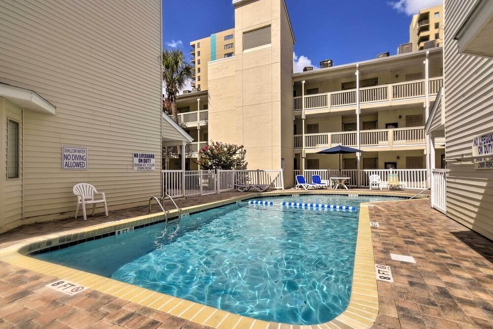 Steps to Ocean: Convenient Myrtle Beach Townhome!