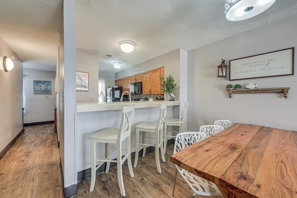 Steps to Ocean: Convenient Myrtle Beach Townhome!