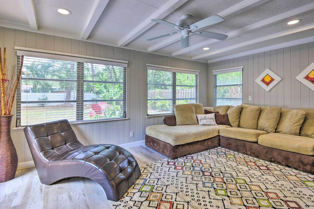 Sunny Sarasota Home w/ Yard < 2 Mi to Downtown!