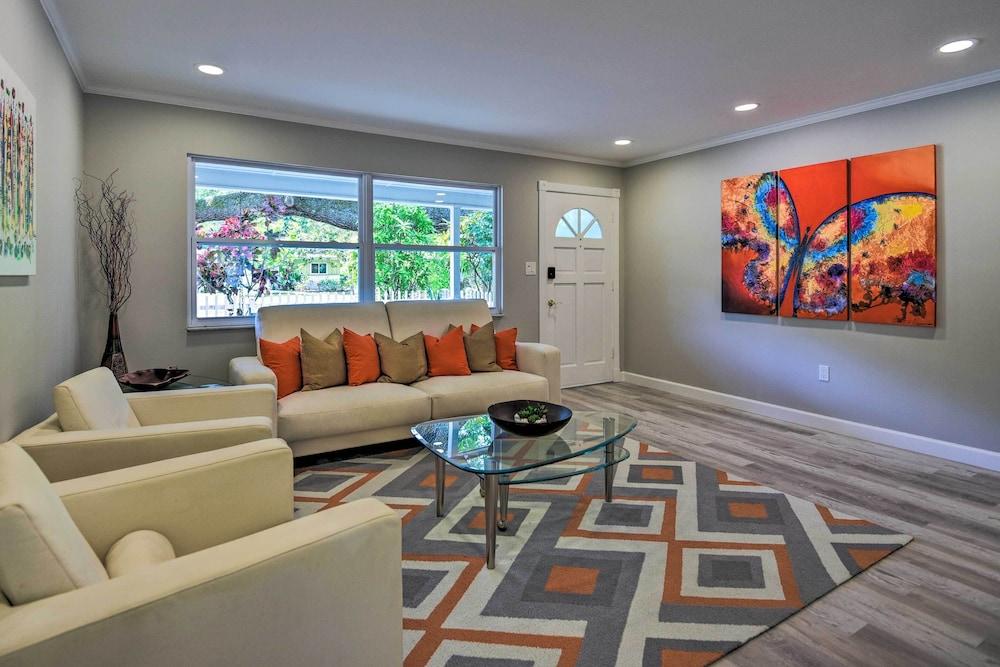 Sunny Sarasota Home w/ Yard < 2 Mi to Downtown!