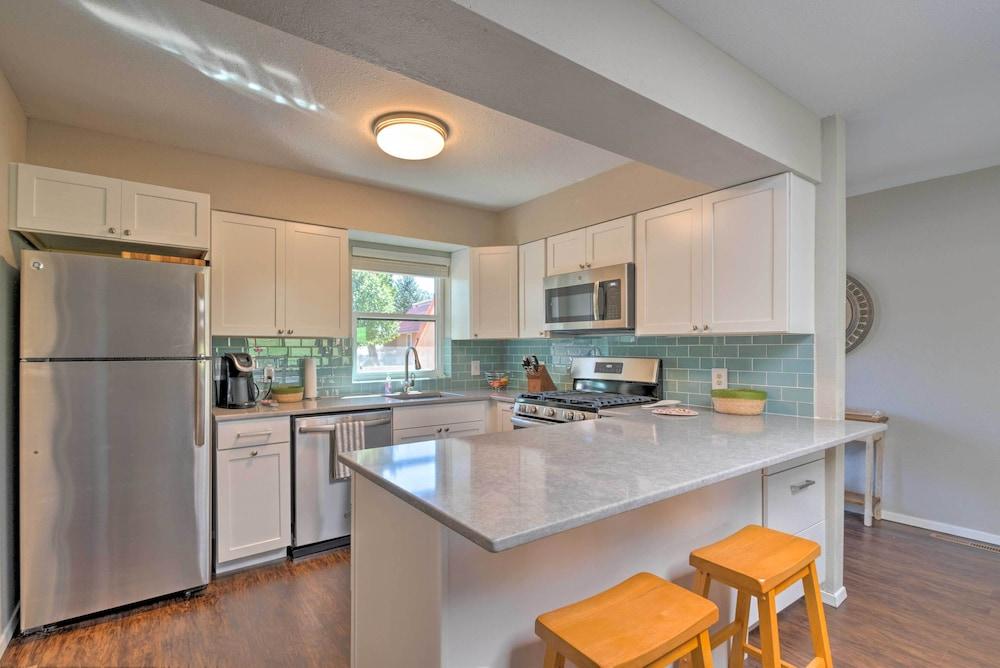 Bright Ruidoso Condo w/ Deck & Golf Course Views!