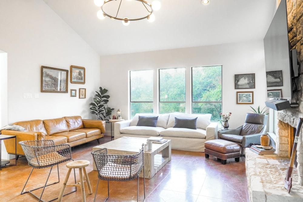 Shaded Getaway w/ BBQ & Fire Pit in Austin!