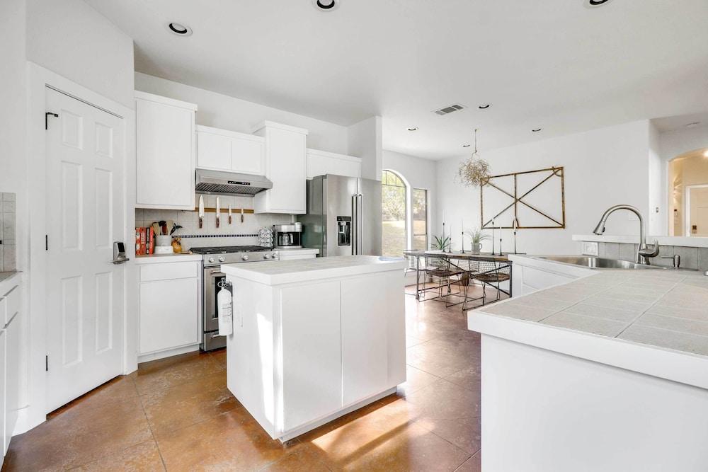 Shaded Getaway w/ BBQ & Fire Pit in Austin!