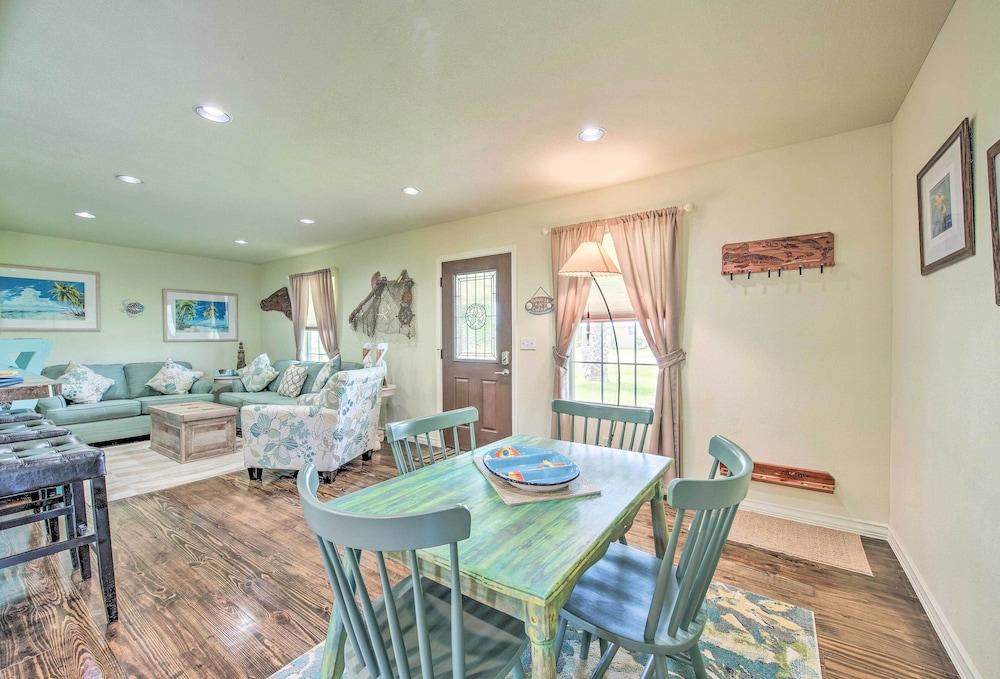 Half-mi to Seadrift Harbor: Seadrift Home w/ Deck