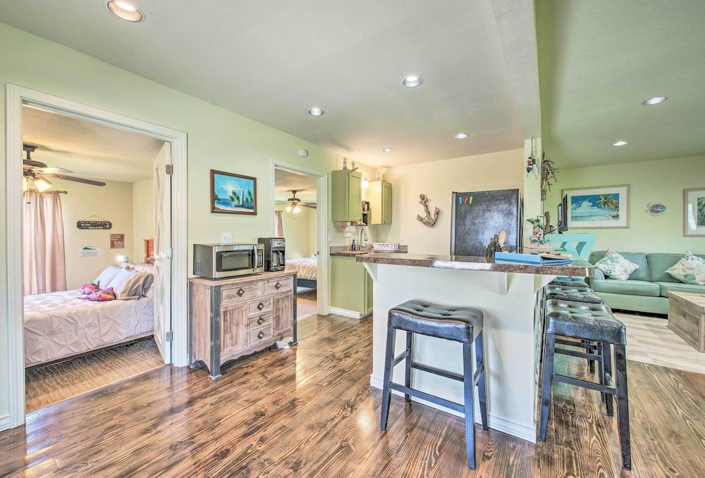 Half-mi to Seadrift Harbor: Seadrift Home w/ Deck