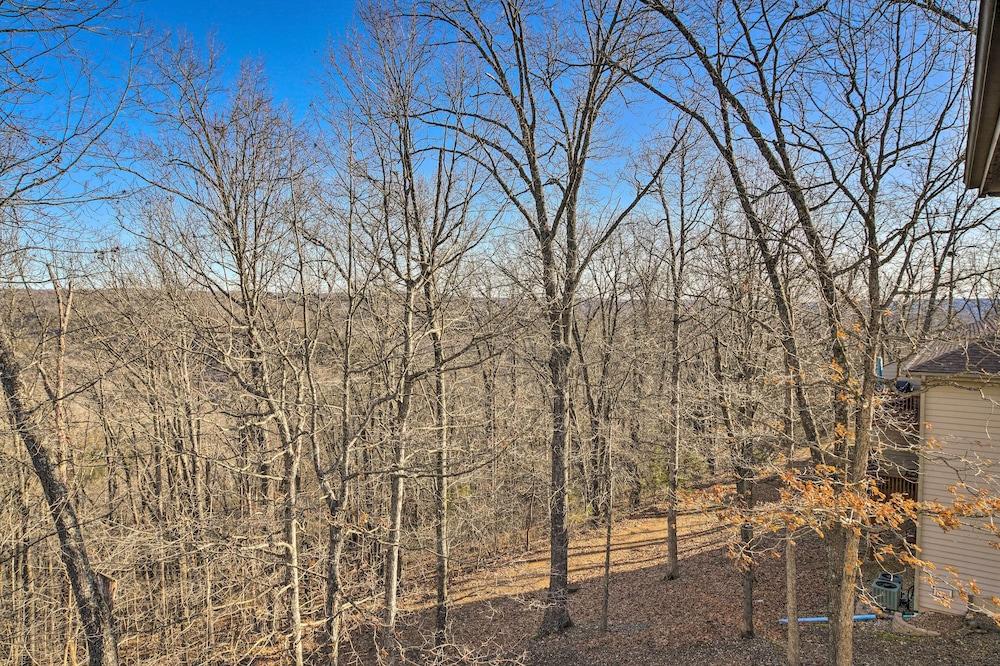 Walk-in Branson West Condo w/ Balcony, Pool Access