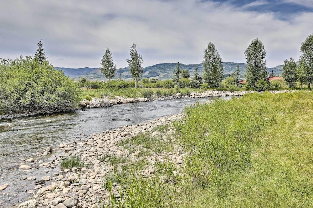 Riverfront Cabin, 4 Mi to Granby Ranch