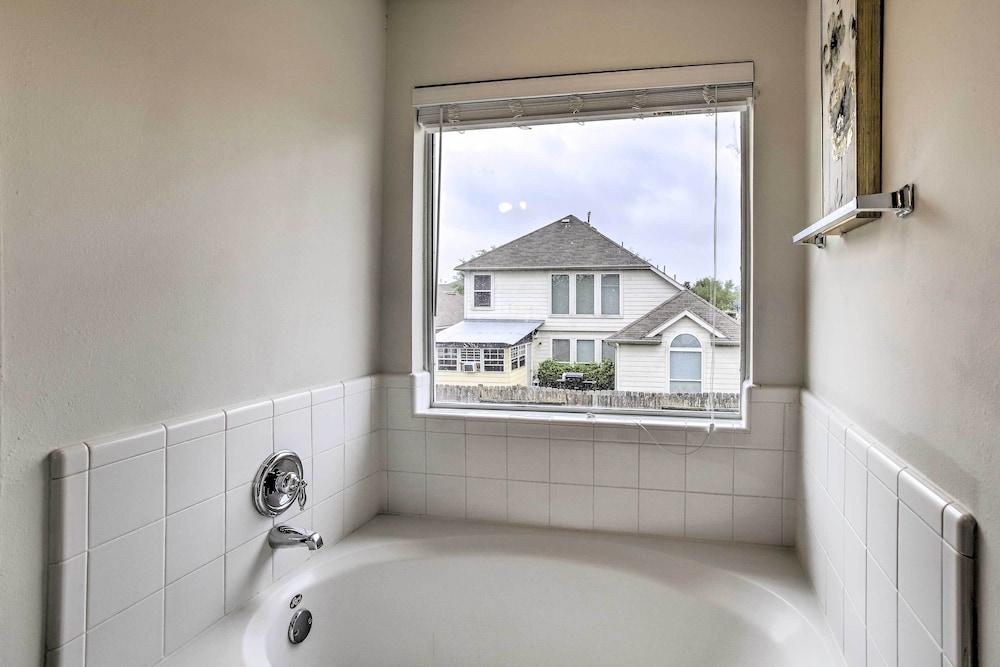 Spacious Houston Getaway < 18 Mi to Downtown!