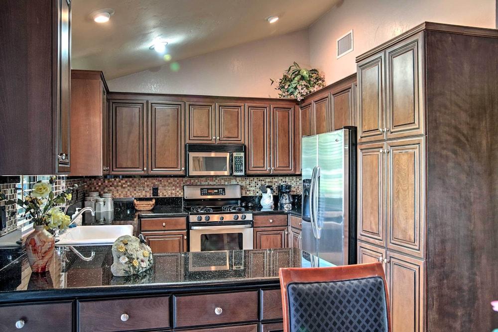 Palm Springs Golf Course Home: Private Pool & Spa!