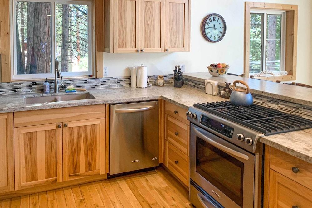 Rustic Retreat w/ Deck: Steps From Lake Almanor!
