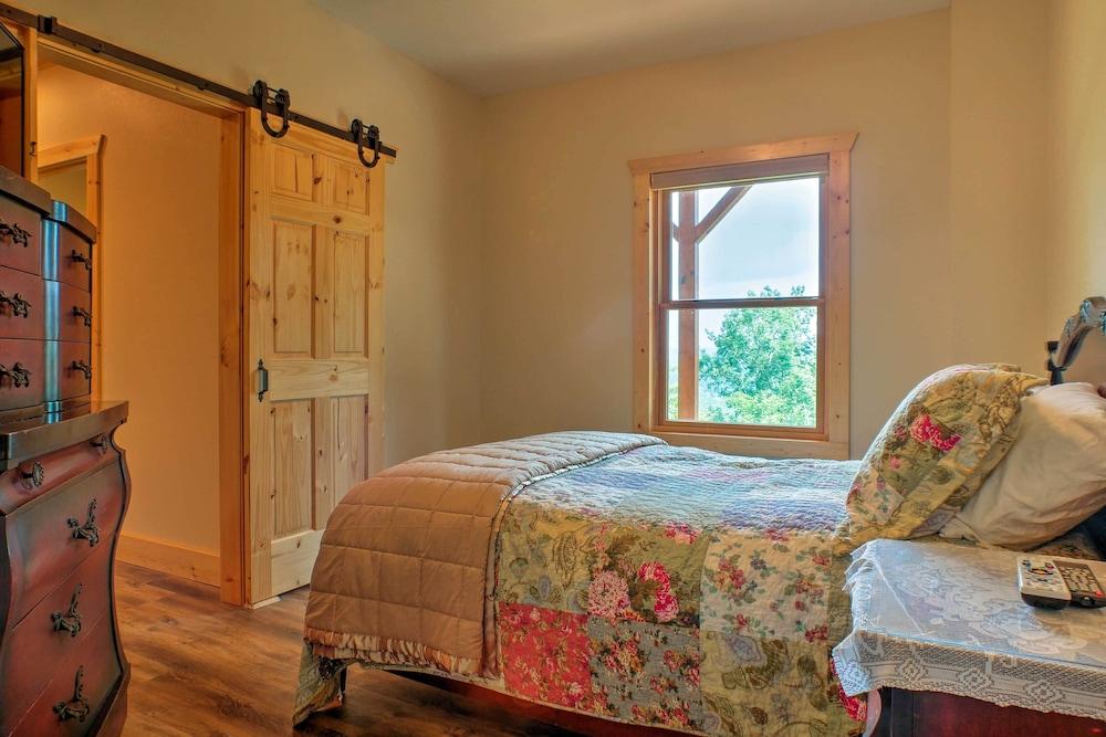 Breathtaking Murphy Cabin w/ Deck & Mountain Views