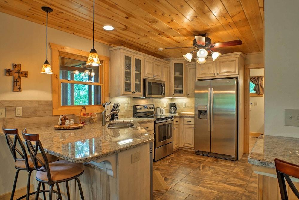 Breathtaking Murphy Cabin w/ Deck & Mountain Views