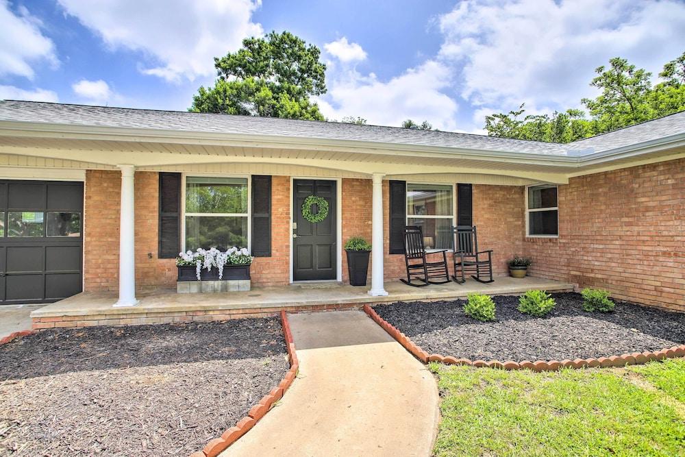 1 Mi to Main St: Brenham Retreat w/ Game Room